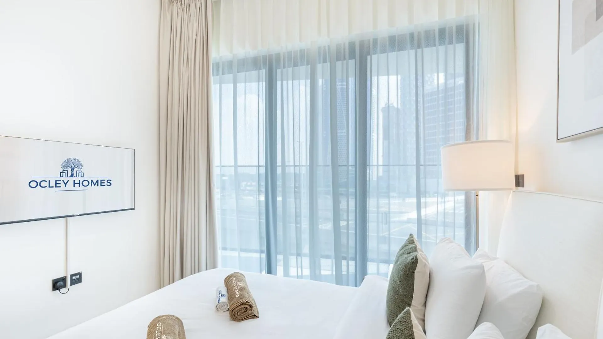 Stylish Home With Direct Pool Access By The Canal Dubai Apartment