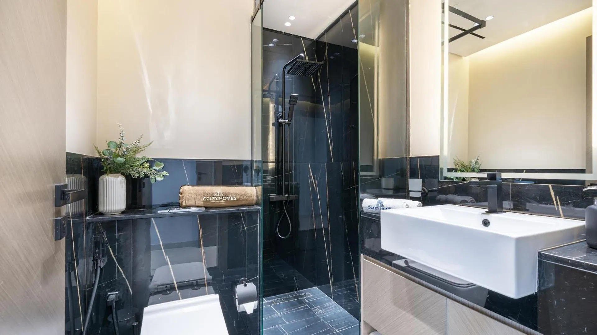 Apartment Stylish Home With Direct Pool Access By The Canal Dubai United Arab Emirates