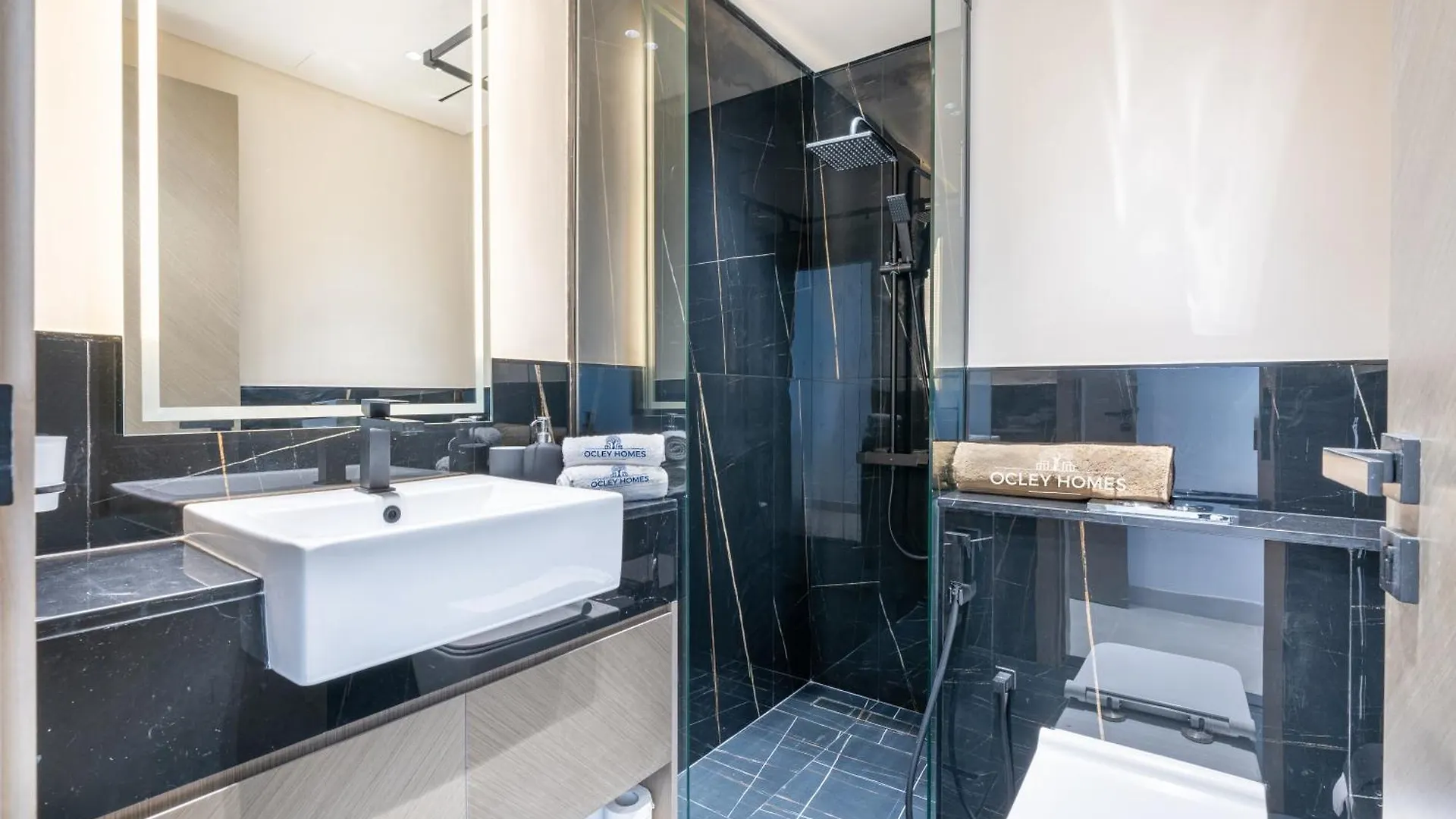 Stylish Home With Direct Pool Access By The Canal Dubai