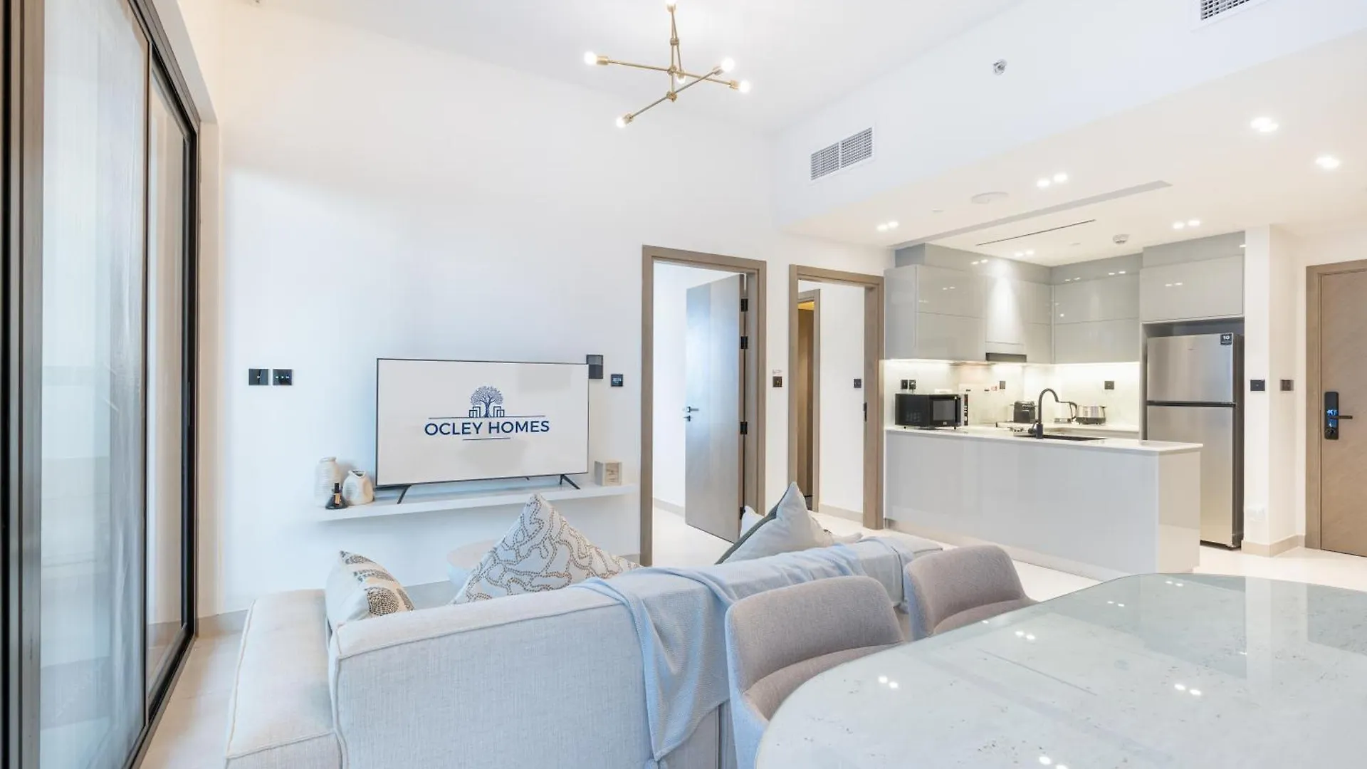 Stylish Home With Direct Pool Access By The Canal Dubai