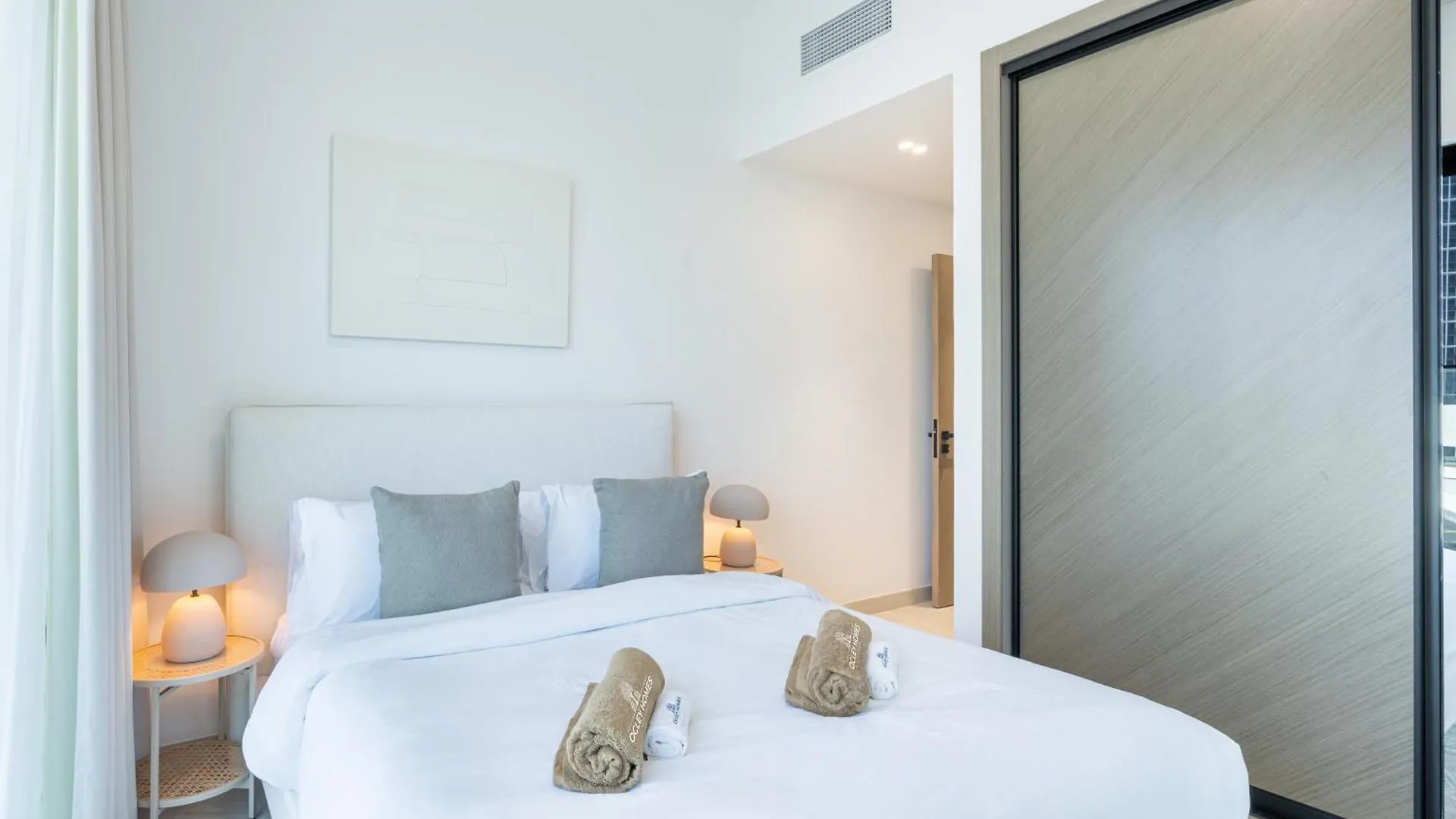 Stylish Home With Direct Pool Access By The Canal Dubai United Arab Emirates