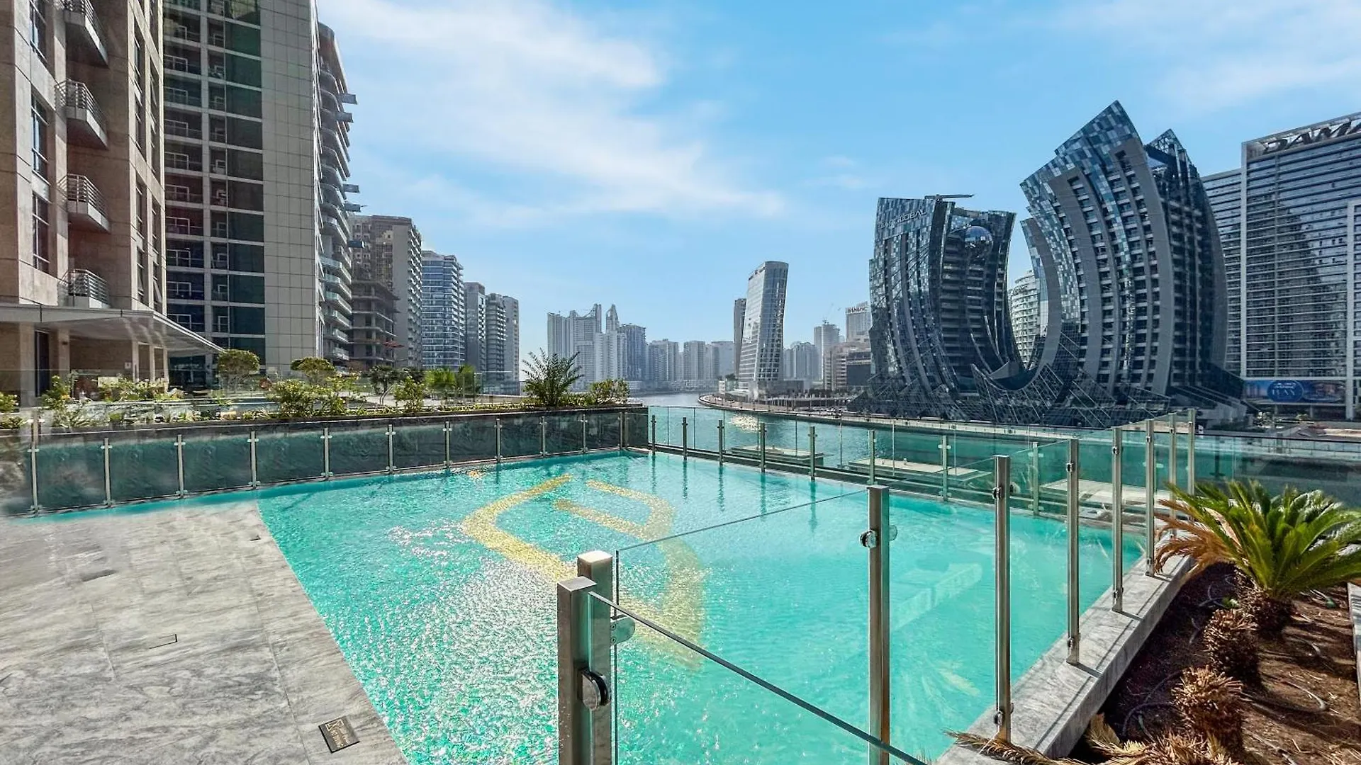 Stylish Home With Direct Pool Access By The Canal Dubai United Arab Emirates