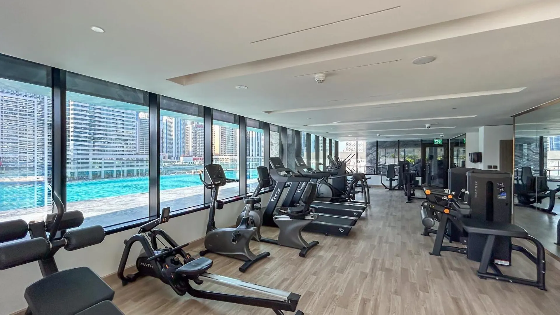 Stylish Home With Direct Pool Access By The Canal Dubai Apartment