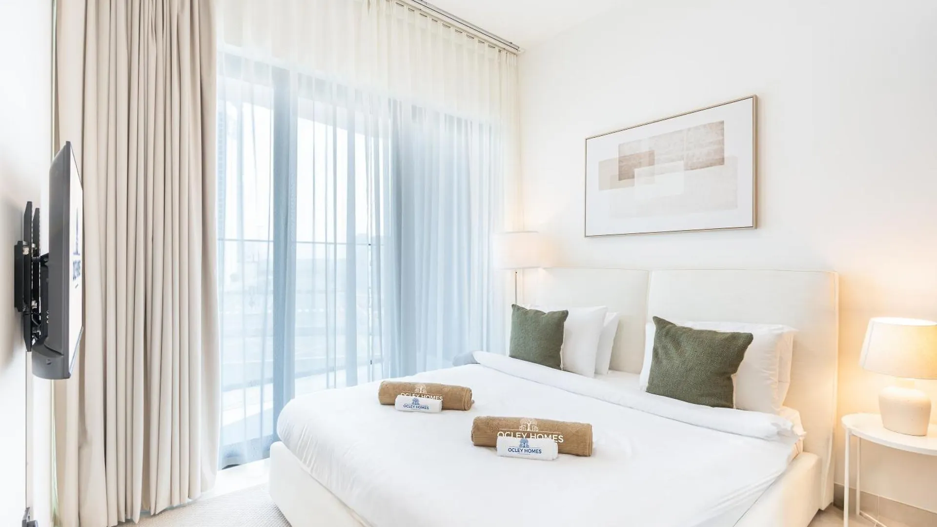 Stylish Home With Direct Pool Access By The Canal Dubai Apartment