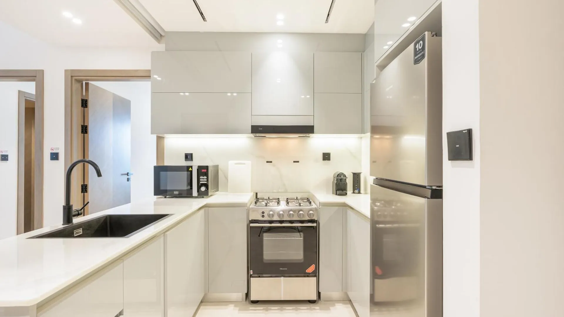 Stylish Home With Direct Pool Access By The Canal Dubai Apartment