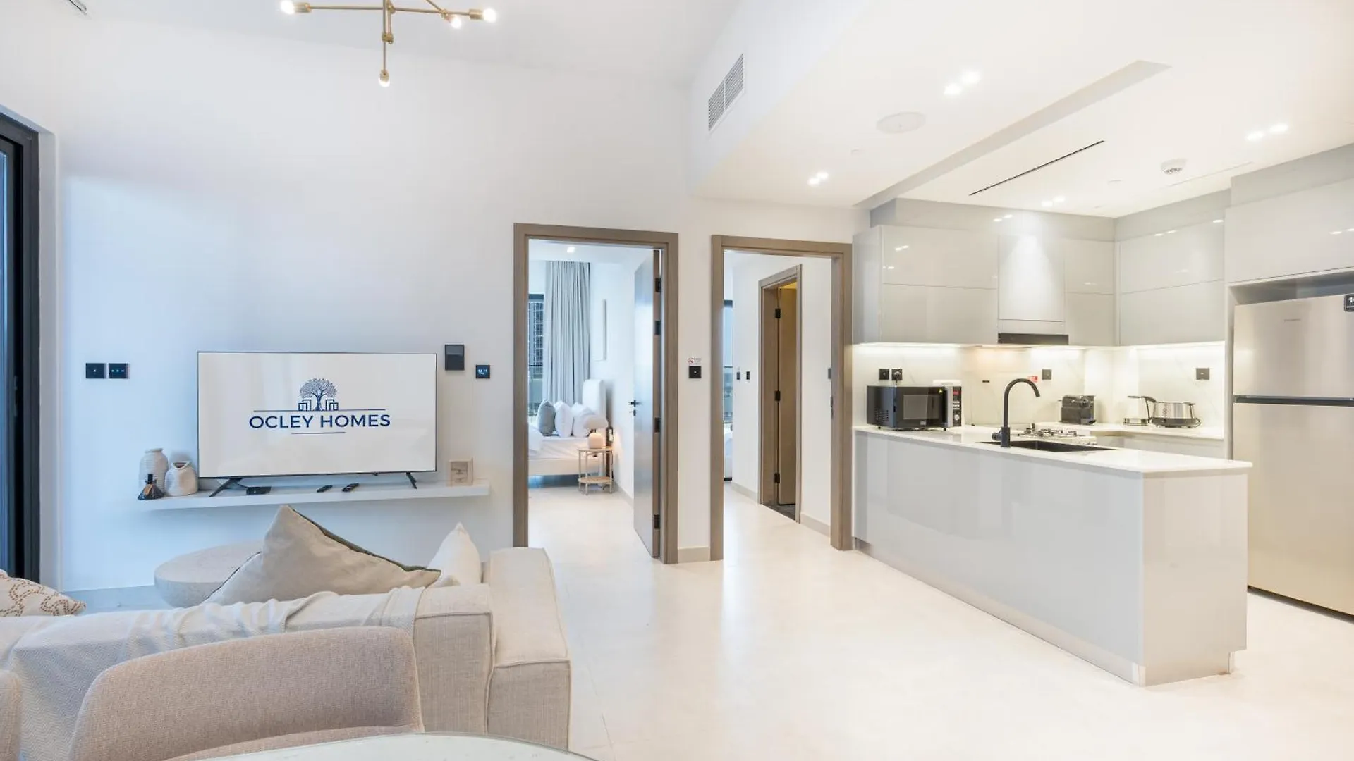 Stylish Home With Direct Pool Access By The Canal Dubai